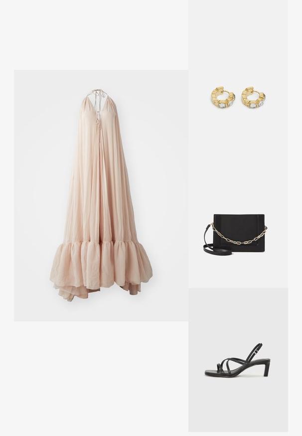 Dolga, rahla obleka iz mehkega roza blaga s halterskim izrezom. Ima nabran rob in zavezanjem na bustu. Lahkotna in zračna zasnova.; Črne natikače s trakovi in kvadratnim prstom ter nizkim blokastim peto. Imajo več tankih trakov in nastavljiv trak okoli gležnja. Narejene so iz gladkega usnja.; Črna usnjena torba čez ramo z gladko teksturo, pravokotno obliko in kovinskim verižnim detajlom spredaj. Vključena je nastavljiva naramnica.; Zlati uhani v obliki obroča z teksturiranim dizajnom in tremi prozornimi kristalnimi poudarki na eni strani, ki ponujajo sodoben geometrijski estetski videz.