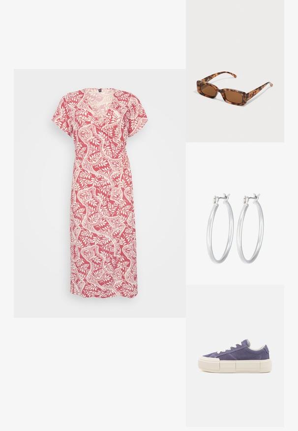 Roosa ja valge mustriga kleit V-kaelusega, lühikeste varrukatega ja ümbritseva stiiliga. Valmistatud kergest kangast, millel on lillemotivid.; Lilla naha tennised valgete paeltega, paks kreemja tallaga ja kontrastsete õmblustega. Omab madalat lõiget ja ümarat nina.; Kilpkonna kestaga prillid, millel on ristkülikukujulised pruuni värvi objektiivid, paks raam ja peened käed, millel on erinevate pruunide toonide muster.; Hõbedased rõngaskõrvarõngad, millel on sile, läikiv viimistlus. Ümmargune kuju ja turvaline klõpsulatus. Kerge disain, sobib igapäevaseks kandmiseks.