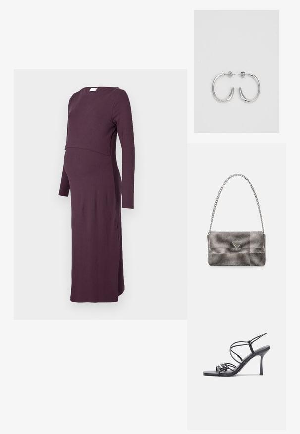 Vestido de maternidade em tecido canelado roxo escuro, mangas longas, comprimento acima do joelho, com fendas laterais e um design em camadas na parte do busto.; As sandálias de salto alto pretas apresentam tiras finas com um design em nó, uma biqueira quadrada lisa e um elegante salto agulha.; Bolsa metálica cinza claro com uma alça de corrente, adornada com pequenos rebites metálicos circulares e um logótipo triangular da marca.; Brincos de argola prateados com um acabamento suave e brilhante. Forma arredondada, design leve, com fecho de pino.