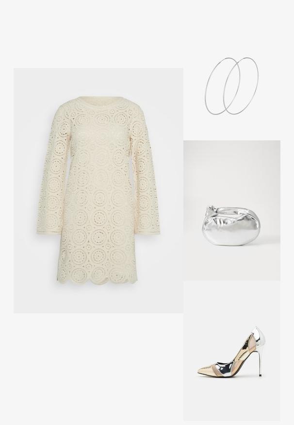 Weißes gehäkeltes Kleid mit kreisförmigen Mustern, langen Ärmeln, rundem Ausschnitt und gezacktem Saum. Texturiert, leicht und offenes Design.; Spitz zulaufender High-Heel-Schuh in einer Farbgestaltung aus Silber, Gold und Nude. Glänzende Oberfläche mit Ausschnittdesign und stiletto Absatz.; Silberne metallic Pouch-Tasche mit einer sanften, abgerundeten Form und einem geknoteten Verschluss oben. Hergestellt aus glattem Kunstleder.; Silberne Creolen mit minimalistischem Design. Rundform, glatte Oberfläche und dünnes Profil. Leichtgewichtig mit hochglänzender Oberfläche.