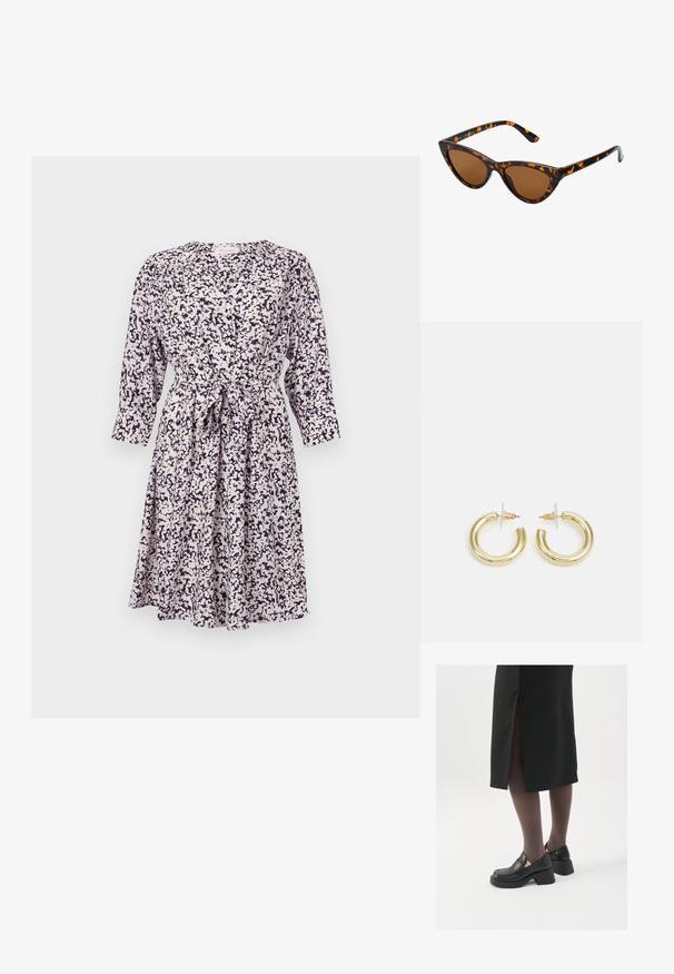 Vestido com padrão floral em cor clara com detalhes em azul-marinho, manga longa, frente abotoada e detalhe de cintura amarrada. Tecido suave e leve.; Sapatos de couro pretos com bico arredondado, salto bloco grosso e detalhes elásticos laterais, combinados com meias escuras e uma saia preta com uma abertura.; Óculos de sol estilo gato com uma armação em tartaruga preta e laranja, lentes castanhas e pontas elegantes e pontiagudas. Apresenta um logo minimalista na haste.; Brincos em argola dourados com um acabamento liso e brilhante. Design circular com um pequeno pino e suporte transparente para um uso seguro.