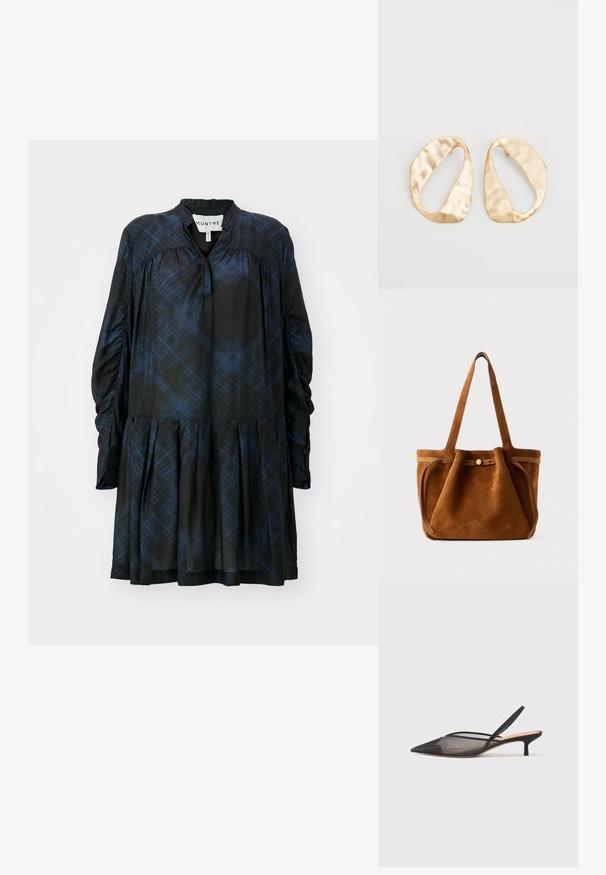 Čierne a modro kárované šaty s vysokým golierom, dlhými nariasenými rukávmi, skladanou sukňou a gombíkovým zapínaním na manžetách. Hladká textúra látky.; NEOUS IRENA - Klasické lodičky na opätku - black; Hnedá semišová taška s dvoma uchami, uzatváraním na gombík a uvoľneným, mierne splošteným tvarom.; Pár nepravidelných oválnych zlatistých kovových náušníc s textúrovaným, mierne rozbitým povrchom na bielom pozadí.