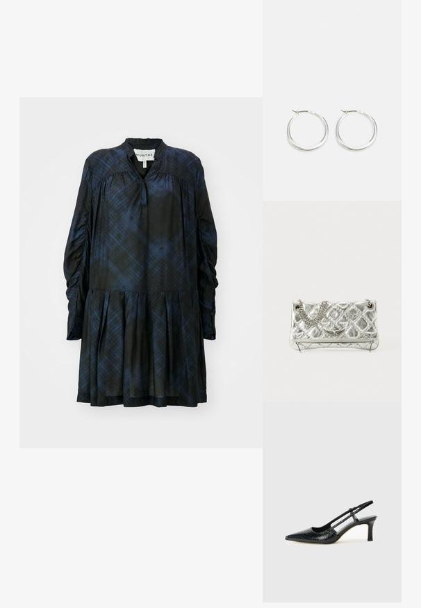 Rochie în carouri negre și albastre, cu guler înalt, mâneci lungi cu pliuri, fustă plisată și închideri cu nasturi la manșetă. Textură de țesătură netedă.; Pantofi cu toc slingback negri din patent, cu vârf ascuțit, cu imprimeu de șarpe texturat, curea ajustabilă și toc scurt texturat.; Geantă de umăr argintie din metal, cu mânere din lanț, textură matlasată, cusături decorative și închidere cu fermoar. Are accente embossate pe față.; Cercei rotunzi din argint prezintă un design neted și rotunjit, cu un profil subțire și un sistem de prindere sigur. Stil minimalist cu un finisaj lucios.