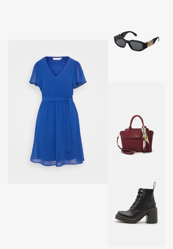 Kék köpenyruha V-dekoltázzsal, rövid fodros ujjakkal, fitted derékfűzővel és légies A-vonalú szoknyával, amely könnyű anyagból készült.; Fekete bőr bokacsizma, telitalpú, csipkés elülső résszel, fém szemekkel és sárga varrással a talpon. Texturált gumi talp.; Fekete napszemüveg tömör, geometriai kerettel, sötét lencsékkel és arany fém kiegészítőkkel a halántékon, kerek embléma részlettel.; Burgundy színű, szintetikus anyagból készült kézitáska, strukturált dizájnnal, levehető pánttal és a fogantyúra kötött virágmintás sállal.