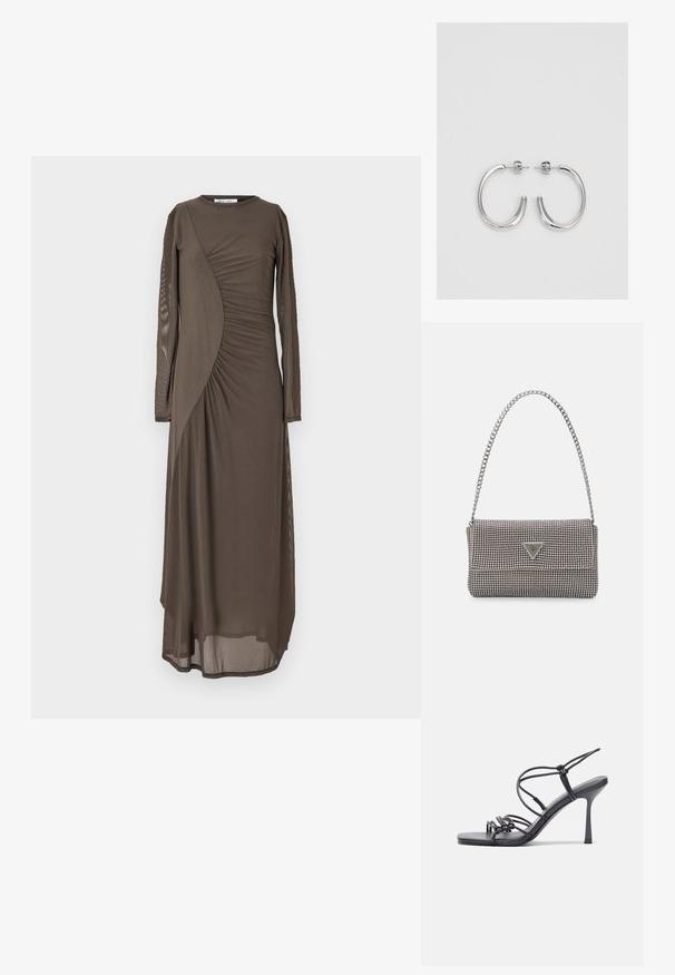 Garais brūnais kleitas ar pieguļošu augšdaļu, asimetrisku ruhošanas detaļu, garām piedurknēm un caurspīdīgu apakšējo daļu. Gluda tekstūra.; Melnas augstpapēžu sandales ar plāniem siksniņām un mezgla dizainu, gluda kvadrātveida purngalu un elegantu stiletto papēdi.; Gaiši pelēka metāla rokassoma ar ķēdes siksnu, rotāta ar mazām apaļām metāla kniedēm un trīsstūra zīmola logo.; Sudraba riņķveida auskari ar gludu, spīdīgu apdari. Apaļas formas, viegla dizaina, ar aizdari uz stieples.