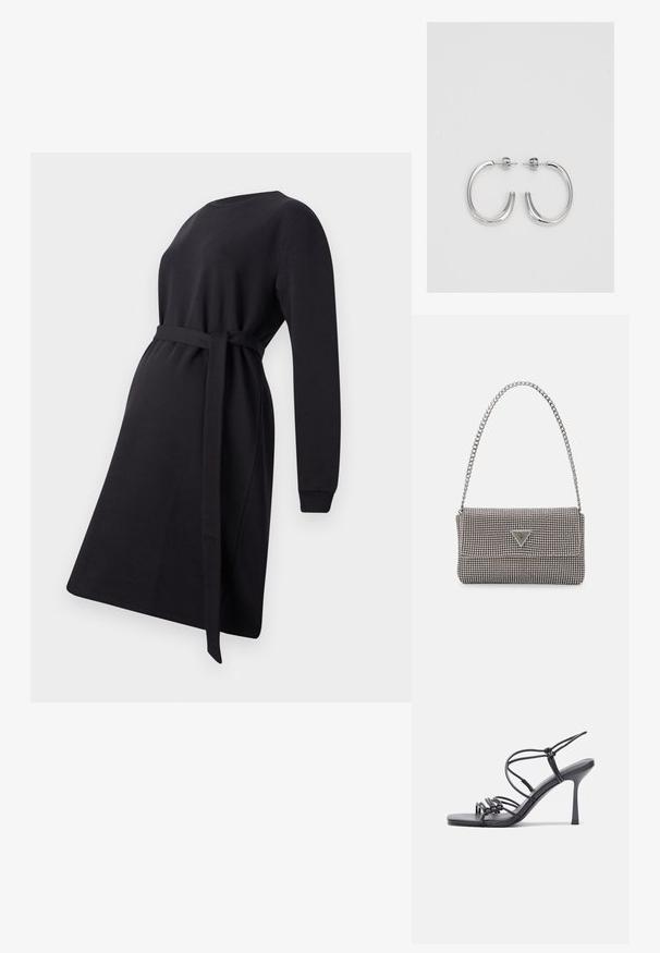 Rochie de maternitate neagră, dintr-un material moale, cu mâneci lungi, decolteu rotund și un cordon legat în talie pentru ajustare.; Sandale negre cu toc înalt au curele subțiri cu un design legat, un vârf pătrat neted și un toc stiletto elegant.; Geantă metalică gri deschis, cu un strap din lanț, decorată cu mici ținte circulare metalice și un logo de marcă triangular.; Cercei rotunzi din argint cu un finisaj neted și strălucitor. Design ușor, având o formă rotundă și închidere cu tijă.