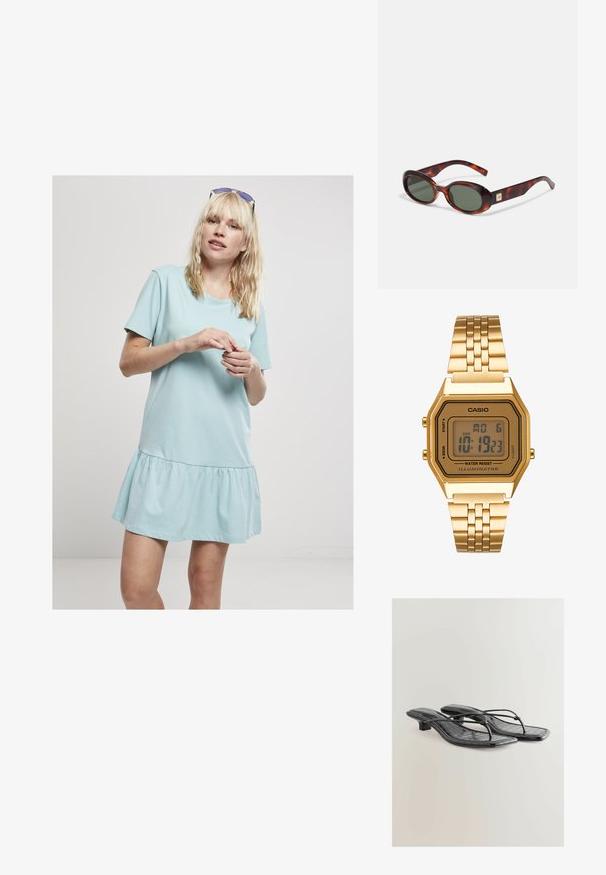 Svijetloplava pamučna haljina s okruglim izrezom i kratkim rukavima, koja ima lepršavu suknju s nabranošću na rubu.; Crne sandale s potpeticom od umjetne kože s uzorkom krokodila, kvadratnim nožnim prstom i niskom petom. Imaju tanke trake koje povezuju đon.; Naočale od kornjače s tamnim lećama, ovalnog oblika, i širokim krakovima. Imaju mali zlatni naglasak sa strane. Glatki plastični materijal.; Zlatni digitalni sat s pravokutnim brojčanikom, LCD zaslonom, nehrđajućim čeličnim remenom i gumbima sa strane. Ima oznaku otpornosti na vodu.