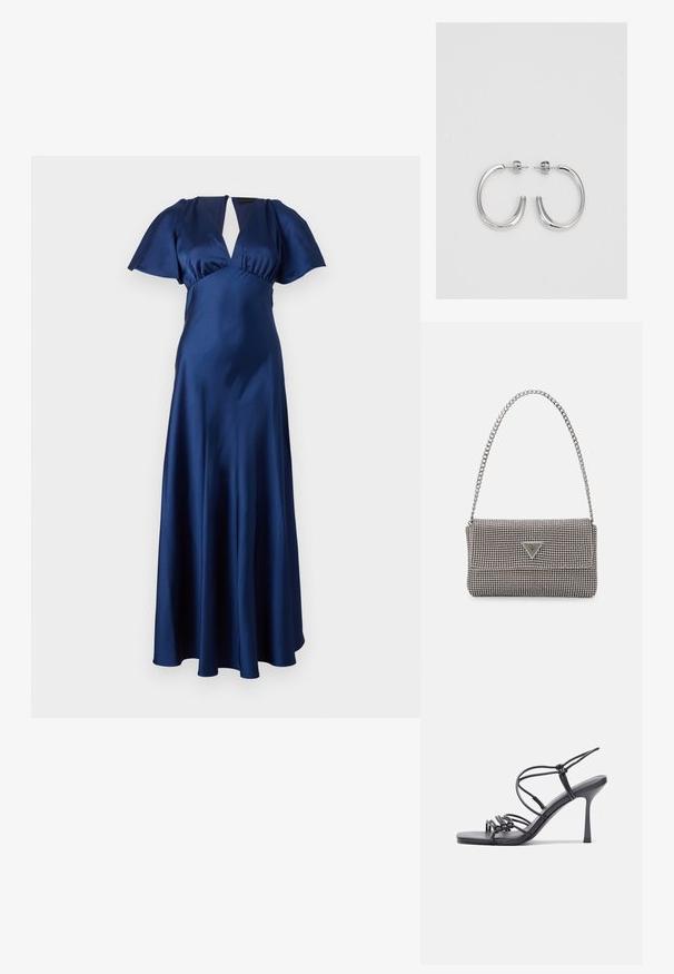 Laivansinisatiini mekko, jossa on lyhyet lepattelevat hihat, syvä V-pääntie ja valuva A-linjainen siluetti. Sileä pinta ja minimaaliset yksityiskohdat.; Mustat korkokengät sandaalit, joissa on ohuet hihnat solmittuna, sileä neliön muotoinen varvasosa ja tyylikäs stiletto-korko.; Vaalea harmaa metallinen käsilaukku, jossa on ketjusanka. Laukku on koristeltu pienillä pyöreillä metallikoruilla ja kolmion muotoisella brändilogolla.; Hopehopeet hopehopeet hopehopeet hopehopeet, jolla on sileä, kiiltävä pinta. Pyöreä muoto, kevyt rakenne, jossa on neulakiinnitys.