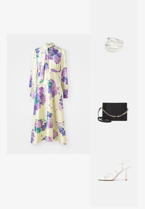 Haljina dugih rukava od glatkog materijala, s žutom podlogom i ljubičastim cvjetnim uzorcima. Ima kravatu oko vrata i naboranu struk.; Bijele sandale s visokom potpeticom i trakama, ravno oblikovanim prstima, teksturiranim prednjim dijelom s naboranim detaljima i uskom trakicom oko gležnja.; Crna kožna torba preko tijela s glatkom teksturom, pravokutnim oblikom i metalnim lancem na prednjoj strani. Uključena je podesiva naramenica.; Srebrna dvostruka prsten s glatkom, poliranom površinom. Karakterizira ga fluidan, zakrivljen dizajn s preklapajućim sekcijama za moderan izgled.