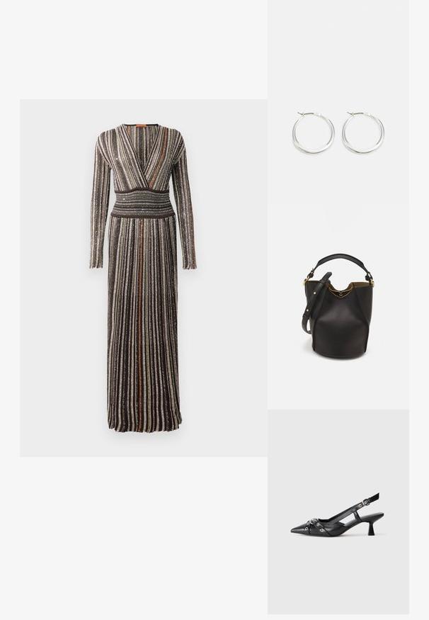 Pitkä, vartalonmyötäinen mekko, jossa on kääntödesign, pystysuorat metalliset raidat ruskeassa, vihreässä ja oranssissa sekä pitkät hihat, joissa on teksturoitu pinta.; Mustat nahkakengät, joissa on avonainen takaosa ja kärjessä terävä muoto, koristevyöt, joissa on metalliset reiät, sekä matala lohkoepohja. Teksturoitu pinta.; Mustan nahka-buckettikassi, jossa on teksturoitu pinta, kultaiset metalliosat ja avoin yläosa. Ominaisuuksiin kuuluu lyhyt kahva ja säädettävä olkahihna.; Hopeista valmistetut korvaketjut, joissa on sileä ja pyöreä muotoilu, ohut profiili ja varma lukko. Minimalistinen tyyli kiillotetulla pinnalla.