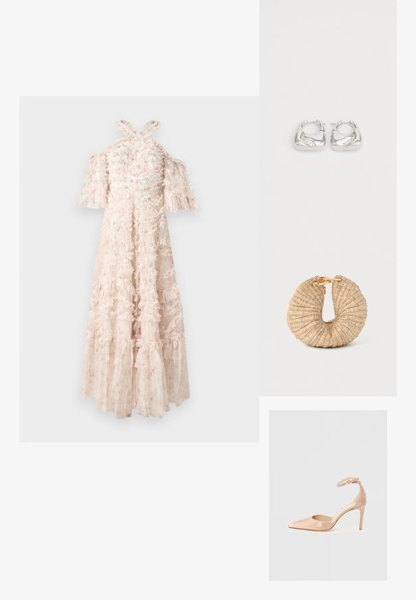 Fényes rózsaszín ruha fodros rétegekkel, vállhamarító ujjakkal és keresztezett pántokkal hátul. Áttetsző anyag virágmintával díszítve.; Meztelen színű, lakk bőr, hegyesorrú cipő bokapánttal és stiletto sarkal, sima textúrával és minimalista dizájnnal. ; Cult Gaia UBAH - Alkalmi kézitáska - wheat; Ezüst karika fülbevalók sima, lekerekített kialakítással és hullámos díszítéssel, kis, áttetsző strasszokkal az egyik élen.