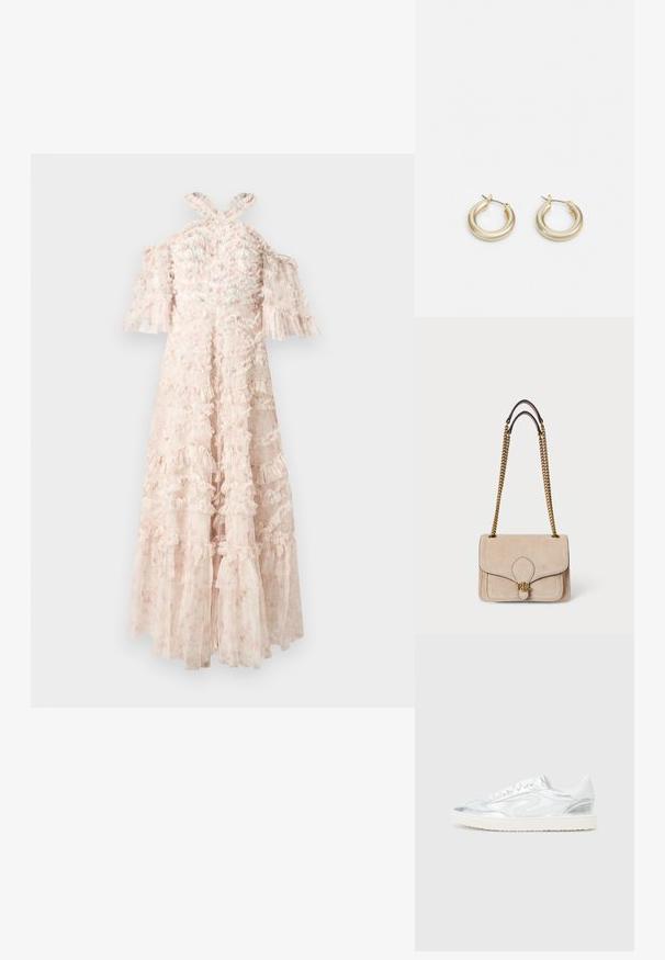 Vestido rosa claro con capas con volantes, mangas caídas sobre los hombros y tirantes en cruz en la parte de atrás. Tela transparente con detalles de patrón floral.; Zapatillas blancas con acentos metálicos plateados, textura suave, puntera redonda, suela plana y diseño tradicional de cordones.; Bolso de ante beige con correas de cadena doradas, forma rectangular estructurada, detalles de costura y un acento de logo dorado en la parte frontal.; Lauren Ralph Lauren BASIC SMALL HOOP - Pendientes - gold-coloured