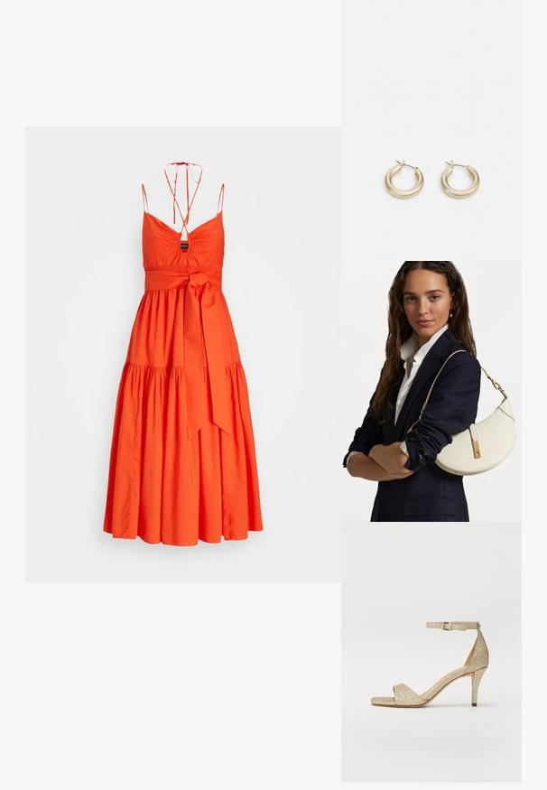 Vestido de algodão laranja com corpete ajustado, alças finas e cinto ajustável na cintura. Apresenta uma saia em camadas e com babados, além de um decote franzido.; Sandal de salto alto dourado com brilhantes, com tira no tornozelo, bico aberto e frente em forma quadrada. Apresenta um saltinho fino e afunilado para elevação.; Bolsa de mão de couro branco com forma curva, material dourado e acabamento texturizado, usada sobre um blazer escuro e uma camisa branca.; Lauren Ralph Lauren BASIC SMALL HOOP - Brincos - gold-coloured