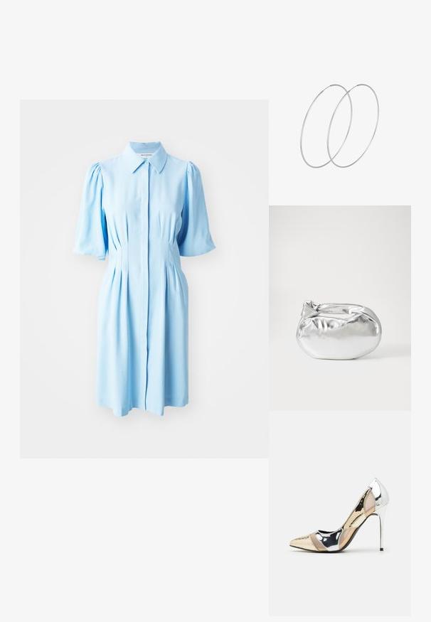 Abito azzurro chiaro in morbido tessuto, con un'apertura frontale a bottoni, maniche a sbuffo corte e pieghe lungo la vita per una silhouette aderente.; Scarpa con tacco alto a punta, con una combinazione di colori argento, oro e nudo. Finitura lucida con design a ritaglio, con tacco a stiletto.; Borsa a pochette metallica argentea con una forma morbida e arrotondata e chiusura superiore annodata. Realizzata in materiale sintetico morbido.; Orecchini a cerchio in argento con un design minimalista. Forma circolare, superficie liscia e profilo sottile. Leggeri con una finitura lucida.