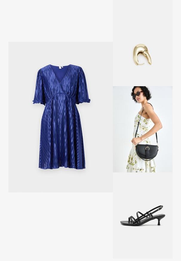 Kék, plisszírozott ruha V-nyakkivágással és rövid puffos ujjakkal. Könnyű, fényes anyagból készült, fodros díszítéssel az ujjakon.; Fekete magassarkú szandálok több keresztben átkötött pánttal. Simább anyag, hegyes orr és keskeny sarok. Állítható bokapánt kapcsos rögzítéssel.; Fekete bőrtáska ívelt formával, levehető pánttal és arany színű fémrészekkel. A táskán egy csattal díszített fedél található.; Aranyszínű fém fülbevaló, elegáns, ívelt formával. Különleges hegyes alak, fényes felszín és zsanéros záródás jellemzi.