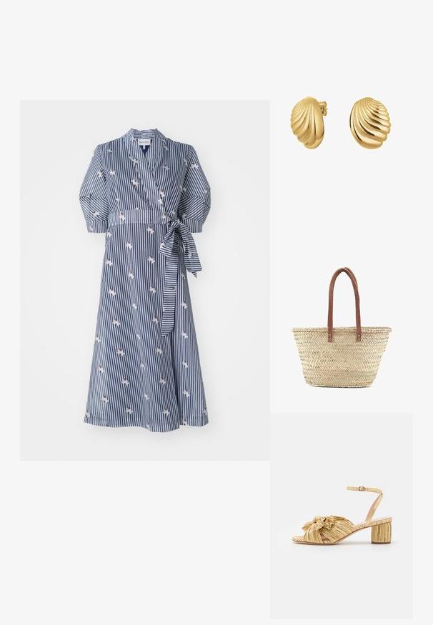 Gestreiftes Wickelkleid in Navyblau mit floralen Akzenten, kurzen Puffärmeln und tailliertem Bund. Hergestellt aus leichtem Stoff.; Goldene High Heels mit strukturiertem, gefälteltem Design und einem auffälligen Schleifendetail. Riemchen mit verstellbarem Schnallenverschluss, mittelhoher Blockabsatz.; Geflochtene Strohtasche mit zwei braunen Ledergriffen; hat eine runde Form, eine strukturierte Oberfläche und verstärkte Nähte an den Tragegurten.; Ohrringe in Muschelform in Gold-Optik mit gerippter Textur und polierter Oberfläche. Stift-Stil mit sicherem Postverschluss.