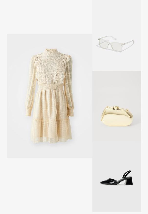 Kremfarget kjole med blonderdetaljer, høy hals og lange ermer. Har samlet liv og lagdelt skjørt for et teksturert utseende.; Svarte patentlær slingback hæler med spiss tå og geometrisk blokk hæl. Har et stilrent, minimalistisk design og jevn tekstur.; Klare plastiske briller med kvadratisk innfatning og gjennomsiktige linser, med gullfiner på brillestengene for ekstra detalj.; Metallisk gull clutch med en glatt, rund form, med en toppknapp-lås og et lite kjede for bæring.