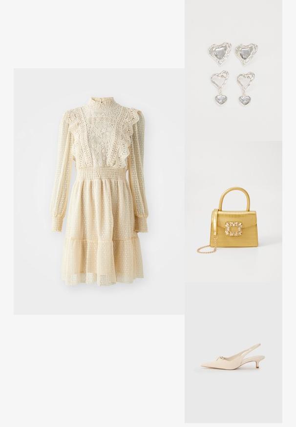 Krema barve obleka z čipkastimi detajli, visokim ovratnikom in dolgimi rokavi. Ima zbrane pasove in večplastno krilo za teksturiran videz.; Slingback čevlji s koničastim prstom v odtenku off-white iz usnja, z majhno mašno podrobnostjo in nizko mačko peto. Gladka tekstura, minimalističen dizajn.; Rumeno usnjeno-usnje z vzorcem krokodila, s strukturiranim dizajnom, zgornjo ročajem, snemljivo verižico in dekorativnim kristalnim okrasjem na zaponki.; Srebrni uhani v obliki srca vsebujejo fasetirane prosojne kamne ter teksturiran okvir. Komplet vključuje stenske in viseče sloge.