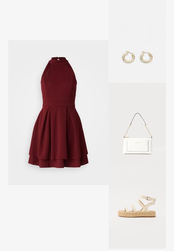 Vestido burgundy com decote halter, corpete justo e saia rodada, apresentando pregas e um fecho na parte de trás. Feito de tecido texturizado.; Sandálias de couro bege com tiras cruzadas, detalhe em fivela e sola plataforma de juta. O design apresenta uma textura grossa entrelaçada e base plana.; Bolsa de mão branca em couro com acabamento texturizado, featuring a corrente dourada e detalhes pretos. Inclui um bolso frontal e fecho com zipper.; Lauren Ralph Lauren BASIC SMALL HOOP - Brincos - gold-coloured