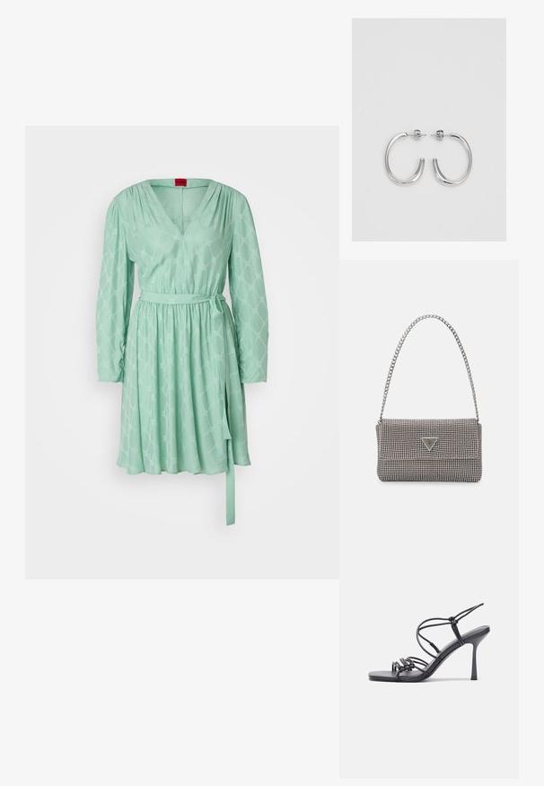 Rochie verde mentă cu mâneci lungi, decolteu în V și talie strânsă. Prezintă un material cu un model și un cordon pentru ajustarea potrivirii.; Sandale negre cu toc înalt au curele subțiri cu un design legat, un vârf pătrat neted și un toc stiletto elegant.; Geantă metalică gri deschis, cu un strap din lanț, decorată cu mici ținte circulare metalice și un logo de marcă triangular.; Cercei rotunzi din argint cu un finisaj neted și strălucitor. Design ușor, având o formă rotundă și închidere cu tijă.