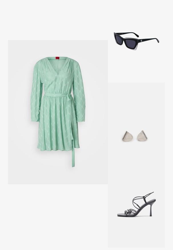 Minttu vihreä mekko pitkillä hihoilla, V-kaula-aukolla ja kuminauhalla vyötäröllä. Sisältää kuviollisen kankaan ja solmittavan vyön säädettävään istuvuuteen.; Mustat korkokengät sandaalit, joissa on ohuet hihnat solmittuna, sileä neliön muotoinen varvasosa ja tyylikäs stiletto-korko.; Mustat ylisuuret aurinkolasit, joissa on geometrinen muoto, tummat linssit ja kehykseen erottuva harmaa yksityiskohta. Logo varressa.; Hopea metalliset korvakorut, joissa on sileä, pisaramainen muoto ja kiillotettu pinta. Huomaamattomat kaiverrukset lisäävät yksityiskohtia. Minimalistinen muotoilu.