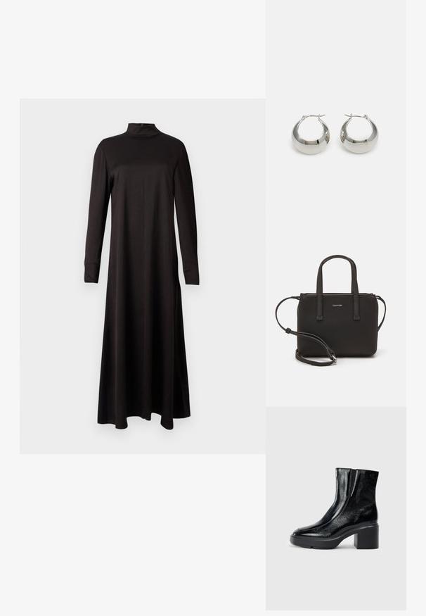 Černé dlouhé šaty s dlouhým rukávem a vysokým výstřihem, vyrobené z hladké tkaniny, s volným siluetou, která sahá až k kotníkům.; Černé lakované kotníkové boty s zakřivenou špičkou, elastickými bočními panely a robustním blokovým podpatkem. Na zadní straně se nachází embosované logo.; Černá kabelka s dvojitými krátkými uchy a odnímatelným ramenním popruhem. Hladký koženkový materiál s uzávěrem na zip a detailem loga.; Stříbrné kovové kroužkové náušnice s hladkým, lesklým povrchem a strukturovaným, zaobleným designem. Obsahují klapku s pántem pro bezpečné nošení.