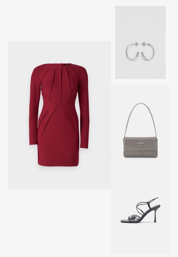 Pikad varrukad, taljeäärne kleit tumepunases värvis. Omab volditud lõiget bodicis ja külgedel, ümmargune kaelus ja struktureeritud siluett.; Mustad musta värvi kontsandaalid on varustatud peente rihmadega, millel on sõlmekujundus, siledad ruudukujulised varbad ja stiilne stilettokonts.; Helehall metallik handbags, millel on kett, kaunistatud väikeste ümmarguste metallist õmblustega ja kolmnurkse brändi logoga.; Hõbedased rõngaskõrvarõngad, millel on sile ja läikiv pind. Ümar kuju, kerge disain, millel on post-tagumise kinnituse süsteem.