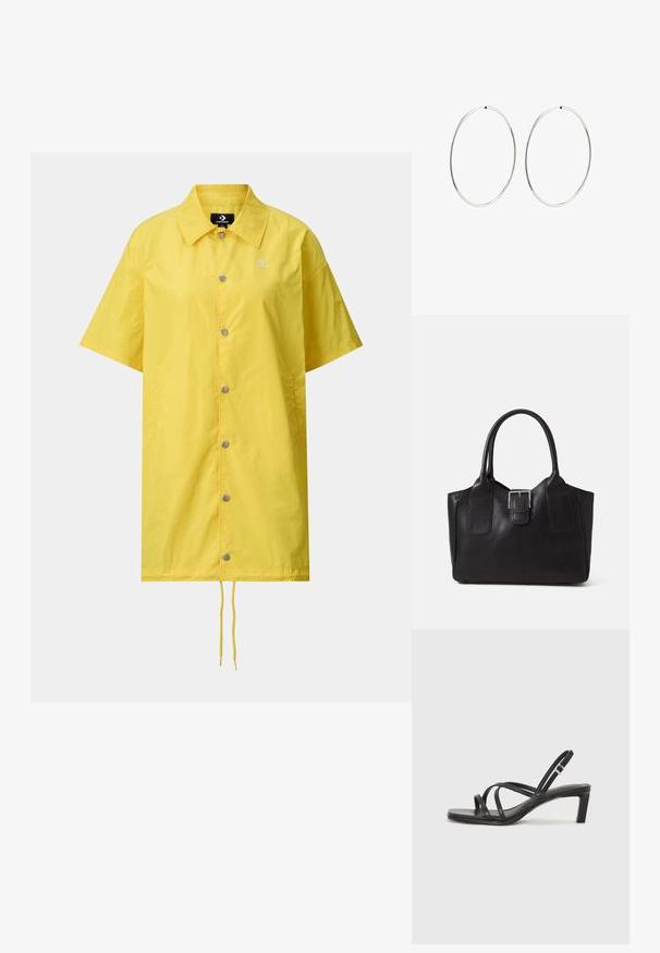 Żółty płaszcz przeciwdeszczowy z krótkimi rękawami, z przodu zapinany na napy, z ściągaczem u dołu i logo na piersi. Wykonany z lekkiego, wodoodpornego materiału.; Czarne sandały na obcasie z prostokątnym noskiem i niskim słupkowym obcasem. Posiadają wiele cienkich pasków i regulowany pasek na kostkę. Wykonane z gładkiej skóry.; Czarna skórzana torba tote o gładkiej fakturze, usztywnionym kształcie, dwóch uchwytach oraz wyraźnym srebrnym zapięciu na przodzie.; Srebrne kolczyki na kółku o gładkim, okrągłym kształcie i wypolerowanym wykończeniu. Są cienkie i lekkie, z prostym zapięciem.