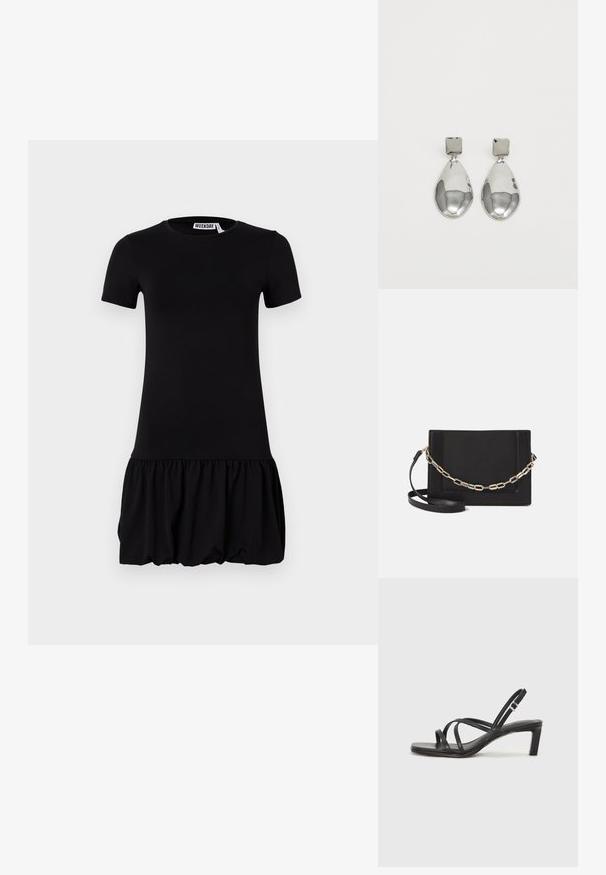 Svart kortermet kjole med tettsittende liv og en samlet, utsvingt skjørt. Mykt materiale med en jevn tekstur og rund halsutringning.; Sorte sandaler med stropper, firkantet tå og lav blokk hæl. Har flere tynne stropper og en justerbar ankelstropp. Laget av glatt lær.; Svart lær crossbody-veske med glatt tekstur, rektangulær form og metallkjede detaljer på framsiden. Justerbar stroppe inkludert.; Sølv dråpeøreringer med firkantet studs, med en glatt, polert overflate og en tåreformet design som reflekterer lys med en blank overflate.