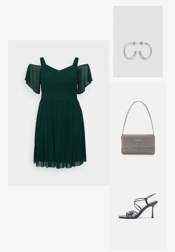 Ciemnozielona sukienka z dekoltem w serek, krótkimi rękawami typu cold shoulder i zwiewnym, sięgającym kolan dołem, wykonana z lekkiego materiału.; Czarne sandały na wysokim obcasie mają cienkie paski z węzłowym wzorem, gładki, kwadratowy czubek i smukły obcas w stylu szpilki.; Jasnoszara metaliczna torebka na łańcuszku, ozdobiona małymi okrągłymi metalowymi ćwiekami oraz trójkątnym logo marki.; Srebrne kolczyki koła o gładkiej, błyszczącej powierzchni, z zakrzywionym kształtem i zapięciem na sztyft. Minimalistyczny design z nowoczesnym wykończeniem.