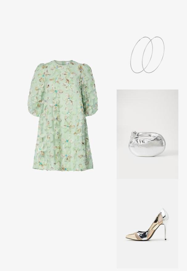 Svetlo zelena obleka s okroglim izrezom, napihnjenimi rokavi in cvetlicami iz blaga okrašenimi s perlicami in podrobnim šivanjem.; Čevlji z visoko peto in konico, v barvni kombinaciji srebrne, zlate in nude. Sijajna obdelava z izrezljanim dizajnom, z igličasto peto.; Srebrna kovinska torbica z mehko, zaobljeno obliko in zavezano zgornjo zaporo. Narejena iz gladkega umetnega usnja.; Srebrne uhane v obliki obroča z minimalističnim dizajnom. Krožna oblika, gladka tekstura in tanek profil. Lahki s poliranim zaključkom.