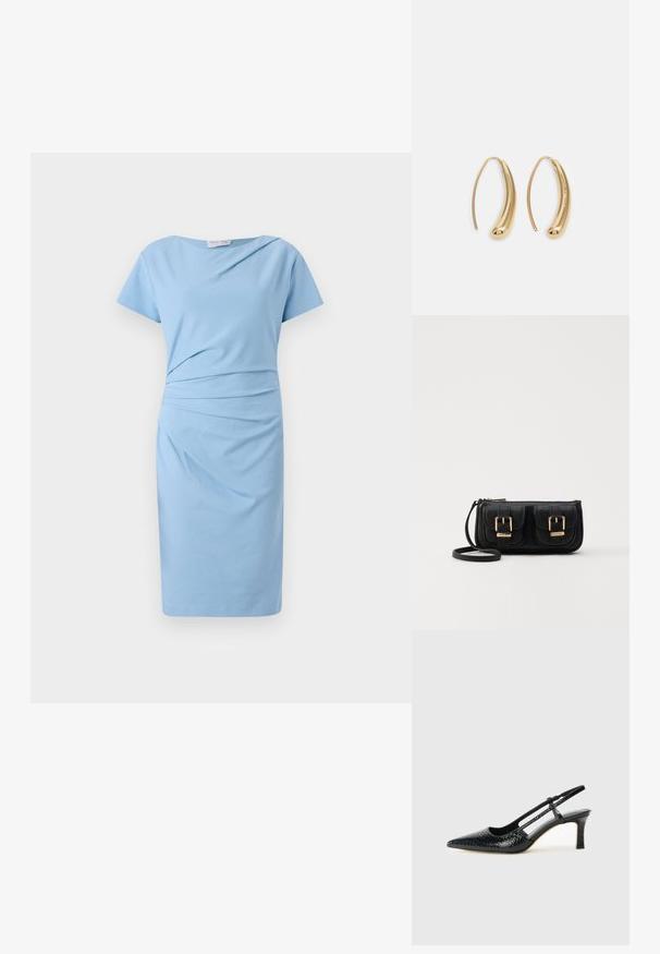 Světle modré šaty z jemného materiálu s krátkými rukávy, přiléhavým živůtkem a nařasením v pase. Délka ke kolenům s hladkým povrchem.; Černé lakované slingback podpatky s špičatou špičkou, zdobené texturovaným hadím vzorem, nastavovacím páskem a krátkým texturovaným blokovým podpatkem.; Černá kožená crossbody taška se dvěma předními kapsami, zlatými přezkami, zipovým uzávěrem a štíhlým popruhem. Texturovaný povrch a kompaktní obdélníkový tvar.; Náušnice ve tvaru kruhu z pozlaceného kovu s vroubkovaným, prodlouženým tvarem. Mají hladký, lesklý povrch a zaoblený konec pro zvýraznění detailu.