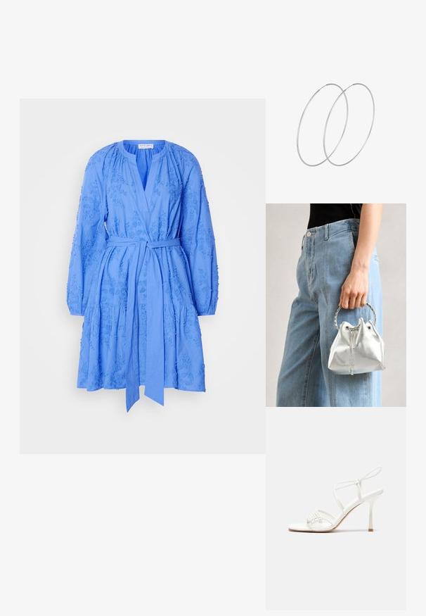 Sinine, põlvikõrgune kleit, mis on valmistatud puuvillast, pikkade varrukate, v-kaelusega, vöödega ja tikanditega lillemustriga üle kogu kanga.; Valge rihmadega kõrge kontsaga sandaal, millel on lamedad varbatoed, tekstuuriga esiosa kogutud detailidega ja kitsas pahkluu rihm.; Metallik hõbedane ämbritask, millel on tekstuurne viimistlus, kaunistatud hõbeda ümmarguse käepideme ja tõmbluku sulgemisega, hoituna helesiniste teksade vastu.; Hõbedased rõngastikkaehingad minimalistlikus disainis. Ümar kuju, sile tekstuur ja õhuke profiil. Kerged ning poleeritud viimistlusega.