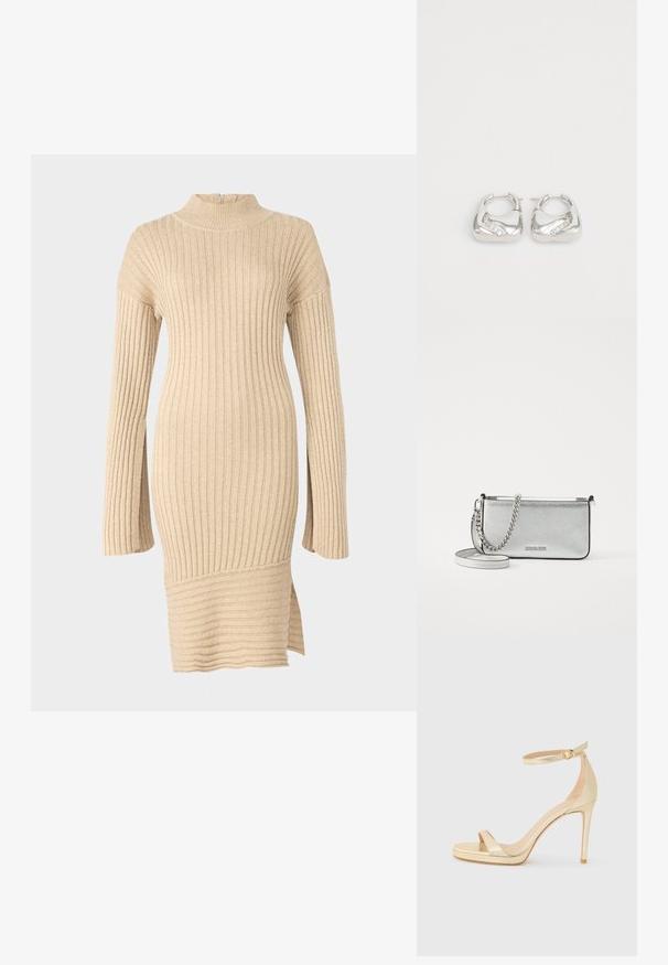 Vestuário de malha canelada beige com gola alta, mangas longas de ajuste descontraído e abertura lateral na bainha, exibindo um design texturizado.; Sandalha de salto alto metálica dourada com bico aberto, tira no tornozelo com fivela e sola de plataforma para altura adicional. Textura suave.; Bolsa crossbody de couro prateada com um acabamento texturizado, detalhes em corrente e alça, e fecho de zíper. Apresenta um logotipo na parte da frente.; Brincos de argola prateados com um design liso e arredondado, apresentando um detalhe ondulado com pequenos strass transparentes ao longo de uma das bordas.