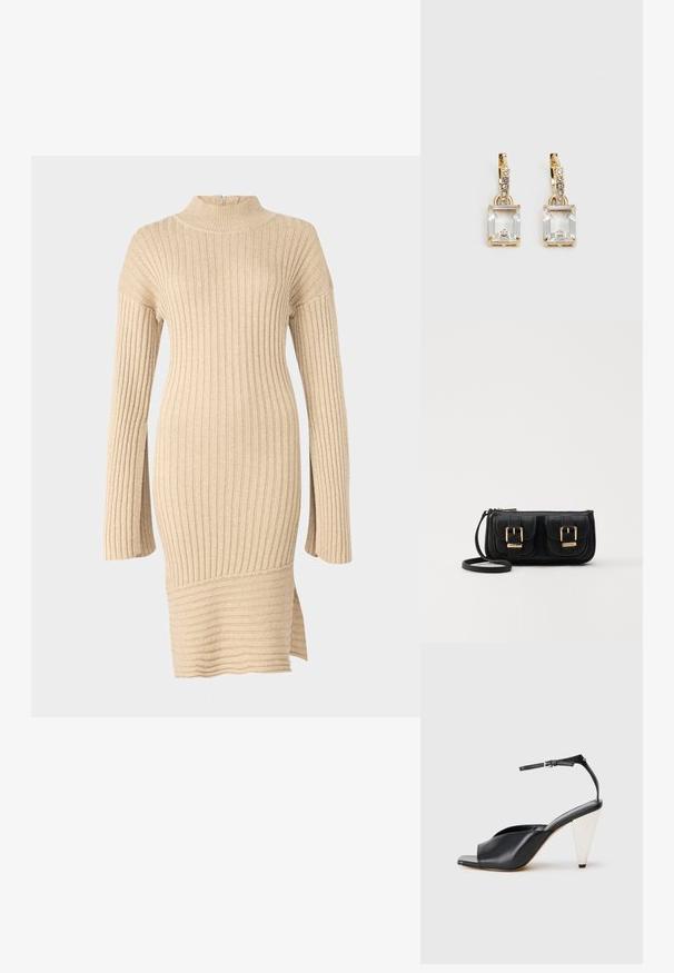 Beige bordázott kötött ruha, állógallérral, laza szabású hosszú ujjakkal és oldalhasítékkal az alján, texturált mintázattal.; Fekete bőr magassarkú szandál nyitott orral, aszimmetrikus dizájnnal, bokapánttal és fémes kúpos sarokkal. Az anyag sima textúrájú.; Fekete bőr keresztbody táska két elülső zsebbel, arany csattokkal, cipzáras záródással és vékony pánttal. Textúrált felület és kompakt téglalap alak.; Aranyszínű fülbevalók, melyek egy téglalap alakú, tiszta kristállyal díszítették, ami egy sor kis, kerek, tiszta kiegészítő alatt lóg. Letisztult, modern dizájn.