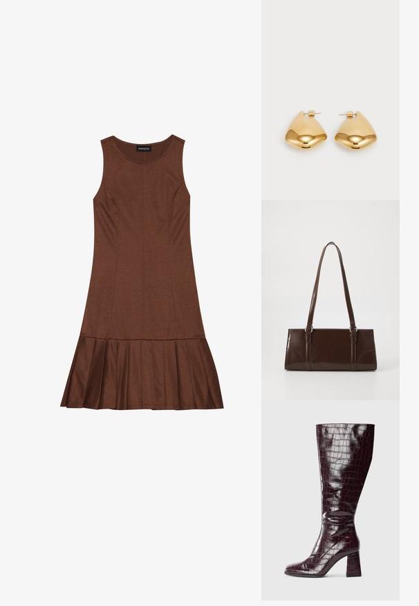 Ruda suknelė be rankovių su prigludusia viršūne ir dalijasi raukiniais, pagaminta iš lygaus audinio su matomais siūlėmis.; Tamsiai vyno spalvos iki kelių batas su krokodilo tekstūra ir blokuotu kulnu, parodytas iš šono ant baltos fono.; Ruda lakuota oda rankinė, stačiakampio formos, su dviem ilgom rankenėlėmis ir subtiliais išlenktais akcentais priekyje.; Auksinės metalinės auskarai su lygia, suapvalinta trikampio forma ir užsegimu; blizgus paviršius su minimaliais dekoratyviniais elementais.