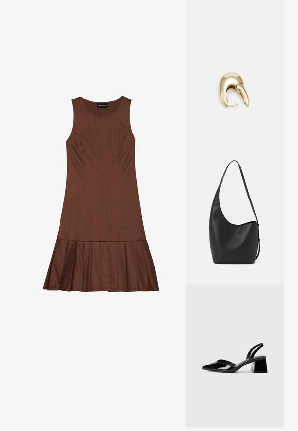 Robe marron sans manches avec un haut ajusté et un ourlet évasé plissé, confectionnée dans un matériau lisse avec des détails de couture visibles.; Escarpins en cuir verni noir avec bout pointu et talon bloc géométrique. Présente un design élégant et minimaliste ainsi qu'une texture lisse.; Sac hobo en cuir noir avec une texture lisse, une forme incurvée et une seule sangle réglable ; dispose d'une large ouverture en haut.; Boucle d'oreille en métal doré avec un design élégant et courbé. Présente une forme conique distinctive, une surface polie et une fermeture à charnière.