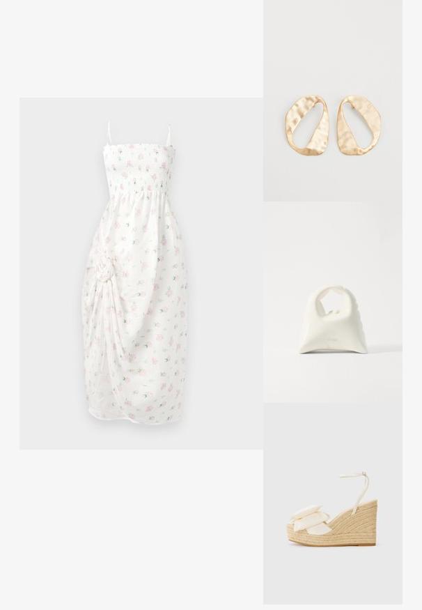 Bílé šaty s nařaseným živůtkem, tenkými ramínky a květinovým vzorem v růžové barvě. Obsahují nařasenou látku s bočním uzlem a rozparkem.; Sandal s klínem s přírodní jute platformou, béžovým textilním svrškem a dvěma vrstvami květinových detailů; obsahuje tenký nártový pásek se sponou.; Bílá kabelka s texturovaným, zakřiveným designem. Má výraznou rukojeť a zaoblené dno, s hladkým povrchem a minimem kovových doplňků.; Pár nepravidelných oválných náušnic z kovu pozlaceného zlatem s texturovaným, mírně kladivkovým povrchem na bílém pozadí.