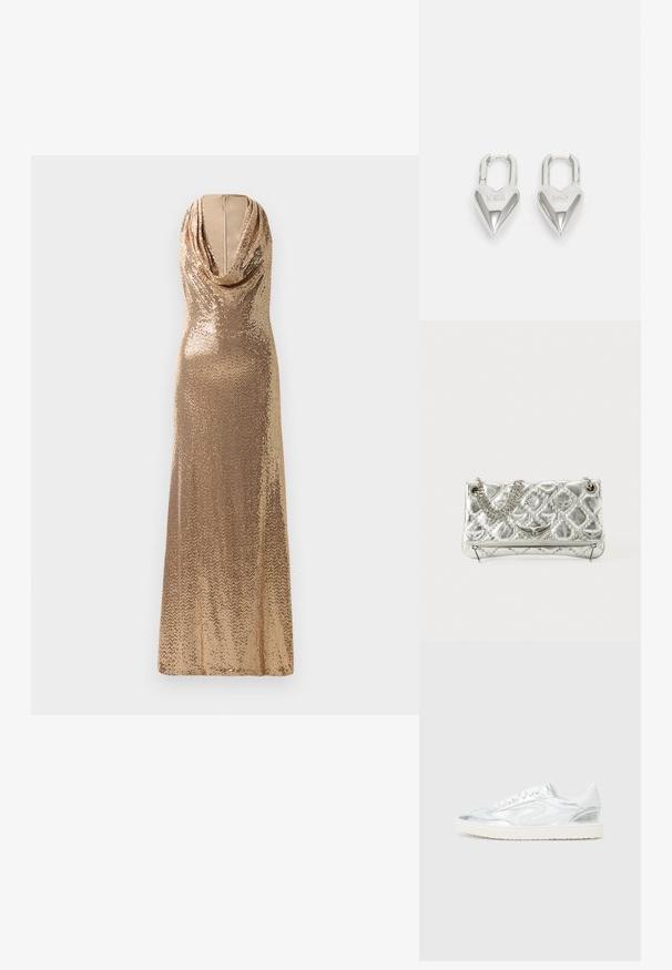 Zlatna haljina s šljokicama za večernje izlaske, s drapiranim dekolteom i uskim siluetom. Haljina do poda s sjajnom teksturom i bočnim prorezom.; Bijele tenisice s metalik srebrnim detaljima, glatke teksture, okruglog vrha, ravnog đona i klasičnim vezanjem.; Srebrna metalik torba s lancem za nošenje, kviltana tekstura, dekorativni šavovi i zatvaranje na patentni zatvarač. Sadrži reljefne naglaske na prednjoj strani.; Srebrni padlockovi u obliku srca s ugraviranim tekstovima "DA" i "NE", s poliranim završnim obradama, simetričnim dizajnom i robusnim metalnim kopčanjem.