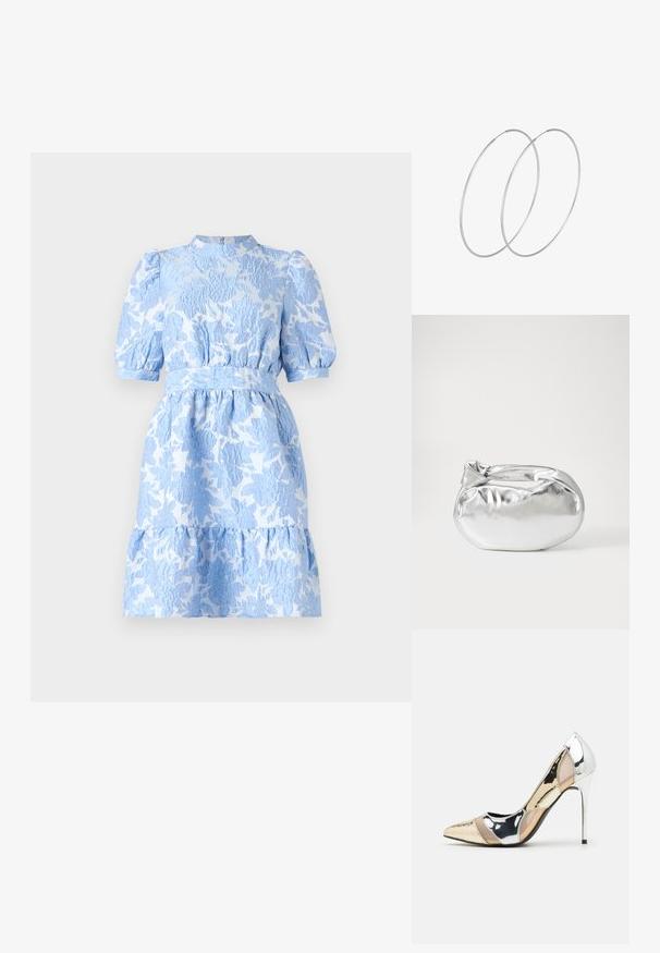 Svjetloplava haljina s cvjetnim uzorkom, napuhanim rukavima, remenom u struku i višeslojevskom suknjom. Teksturirana tkanina s blagim sjajem.; Čevlji z visoko peto in konico, v barvni kombinaciji srebrne, zlate in nude. Sijajna obdelava z izrezljanim dizajnom, z igličasto peto.; Srebrna kovinska torbica z mehko, zaobljeno obliko in zavezano zgornjo zaporo. Narejena iz gladkega umetnega usnja.; Srebrne uhane v obliki obroča z minimalističnim dizajnom. Krožna oblika, gladka tekstura in tanek profil. Lahki s poliranim zaključkom.