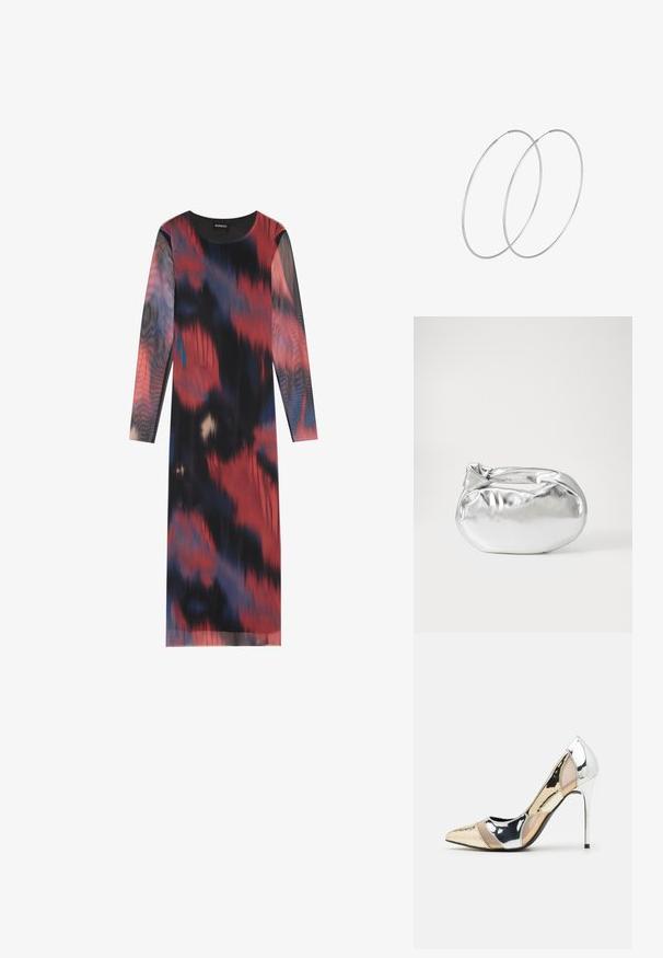 Šaty s dlouhým rukávem s vícebarevným abstraktním vzorem v červené, černé a modré barvě. Hladká tkanina s kulatým výstřihem a rovný střih.; Lodička s špičatou špičkou a kombinací stříbrné, zlaté a tělové barvy. Lesklý povrch s vykrojeným designem, s jehlovým podpatkem.; Stříbrná kovová taška s měkkým, zaobleným tvarem a uzávěrem s uzlem. Vyrobena z hladké umělé kůže.; Stříbrné kruhové náušnice s minimalistickým designem. Kruh, hladký povrch a tenký profil. Lehká konstrukce s lesklým povrchem.