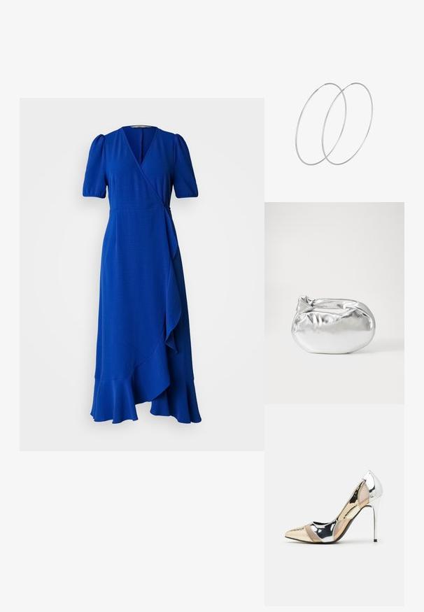 Modrá šaty vo forme prekríženia s krátkymi puff rukávmi, hlbokým V-výstrihom a volánovým lemom. Vyrobené z textúrovaného materiálu, s detailom bočného viazania.; Lodičky s špičatou špičkou v striebornom, zlatom a telovom farebnom prevedení. Lesklý povrch s výrezovým dizajnom, s ihlovým opätkom.; Strieborná metalická taška s mäkkým, zaobleným tvarom a uzáverom s uzlíkom. Vyrobená z hladkej syntetickej kože.; Strieborné kruhové náušnice s minimalistickým dizajnom. Cirkulárny tvar, hladký povrch a tenký profil. Ľahké s lesklým povrchom.