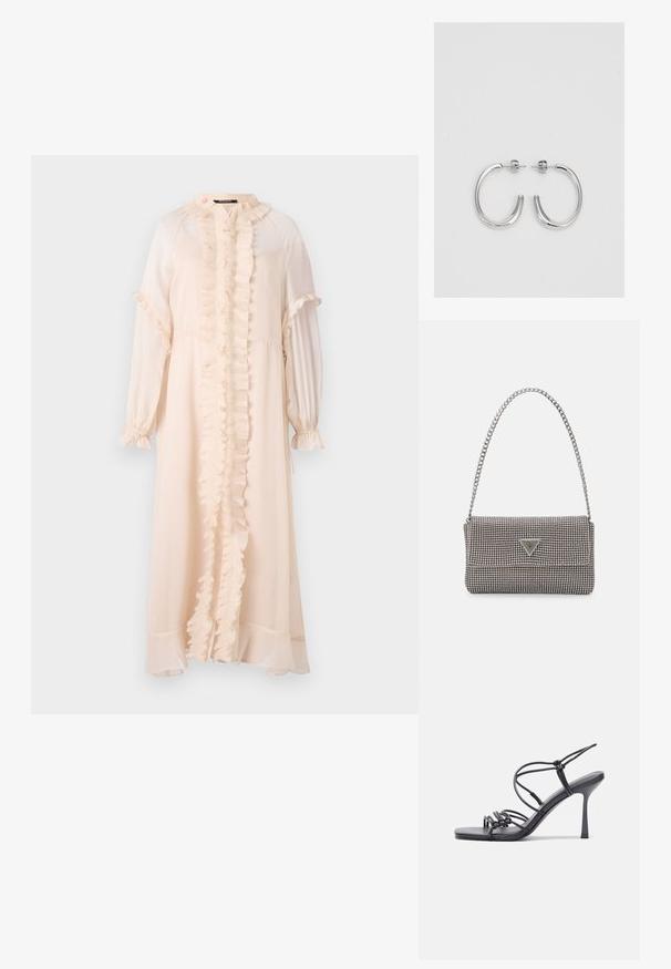 Długa, jasnoróżowa sukienka z lekkiego materiału. Posiada falbaniasty przód, wysoki dekolt oraz długie rękawy z marszczonymi mankietami.; Czarne sandały na wysokim obcasie mają cienkie paski z węzłowym wzorem, gładki, kwadratowy czubek i smukły obcas w stylu szpilki.; Jasnoszara metaliczna torebka na łańcuszku, ozdobiona małymi okrągłymi metalowymi ćwiekami oraz trójkątnym logo marki.; Srebrne kolczyki na biglu o gładkim, błyszczącym wykończeniu. O zaokrąglonym kształcie, lekkim designie, z zamknięciem na zatrzask.