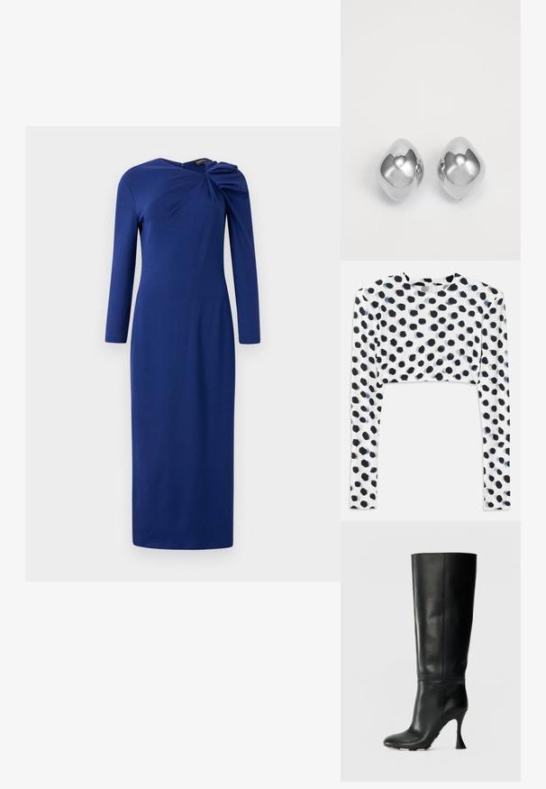 Długa, królewsko-niebieska sukienka z długimi rękawami i zebranym detalem w kształcie skrętu przy dekolcie, dopasowany krój, długość do kostek.; Krótką bluzkę z długim rękawem z elastycznego białego materiału z czarnym wzorem w kropki, o gładkiej fakturze i okrągłym dekolcie.; Czarne skórzane kozaki za kolano z dopasowaną cholewką i spiczastym noskiem. Posiadają charakterystyczny wygięty obcas i gładką, teksturowaną powierzchnię.; Srebrne kolczyki metalowe o gładkim, zaokrąglonym kształcie, z polerowanym wykończeniem i lustrową powierzchnią. Minimalistyczny design bez zdobień.