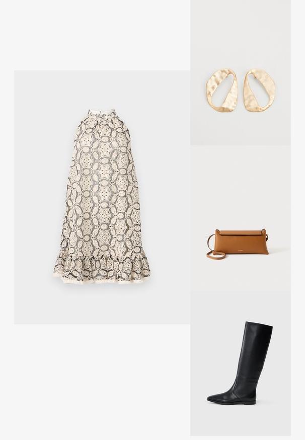 Pitkä pitsimekko, jossa on kaula-aukko, vaaleankerman värinen pohja, jossa on monimutkaisia kukkakuvioita ja aaltoileva helma. Kevyt ja teksturoitu kangas.; Mustat nahkaiset polvipituiset saappaat, joissa on terävä kärki ja minimaalinen muotoilu. Sujuva pinta ja tasapohja, joissa on huomaamattomat sivusaumadetailit.; Ruskea nahkainen clutch-laukku, suorakulmainen muoto, teksturoidu pinta, irrotettava hihna, vetoketjusulku, hillitty logo painettuna etupuolelle.; Pari epämuodostuneita soikeita kultasävyisiä metallikorvakoruja, joissa on teksturoitu, hieman hakattu pinta valkoista taustaa vasten.