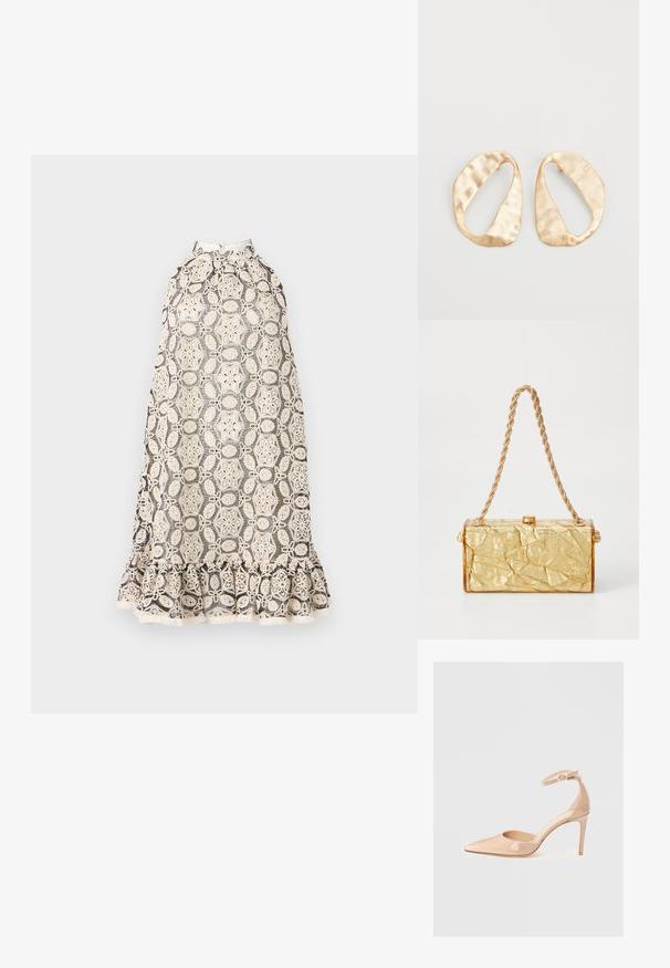 Krajková šaty s halter golierom, s krémovým základom a zložitými kvetinovými vzormi a volánkovým lemom. Ľahký a textúrovaný materiál.; Naha lesklá kožená topánka s ostrou špičkou a remienkom okolo členka, s ihlovým podpätkom, s hladkým povrchom a minimalistickým dizajnom.; Zlatá kabelka s pokrčenou textúrou, s obdĺžnikovým tvarom, disponujúca reťazovým popruhom a zapínaním na vrchu. Hladký, lesklý povrch.; Pár nepravidelných oválnych zlatistých kovových náušníc s textúrovaným, mierne rozbitým povrchom na bielom pozadí.