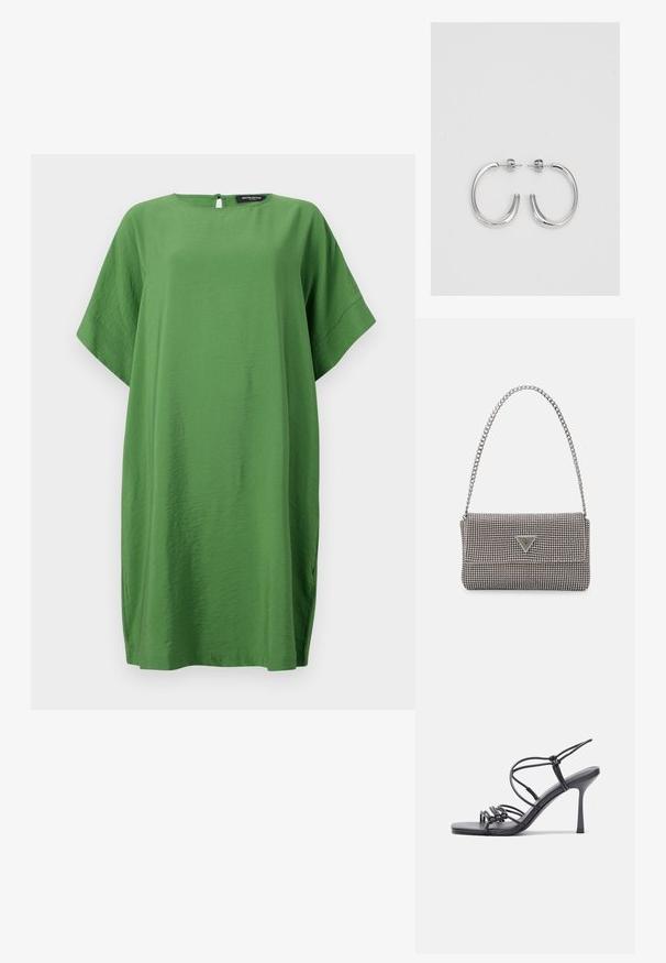 Zelena, ohlapna obleka iz lahkega materiala. Okrogla izreza s ključavnico na zadnji strani, ima široke rokave in stranske reze.; Črne visoke sandale na peto imajo tanke naramnice z vozlom, gladek kvadratni toe in eleganten stiletto peto.; Svetlo siva kovinska torbica z verižnim ročajem, okrašena z majhnimi okroglimi kovinskimi bleščicami in trikotnim logotipom blagovne znamke.; Srebrne uhančke v obliki obroča z gladko, sijočo površino, ukrivljene oblike in zapiranjem na zatič. Minimalistična zasnova z modernim zaključkom.