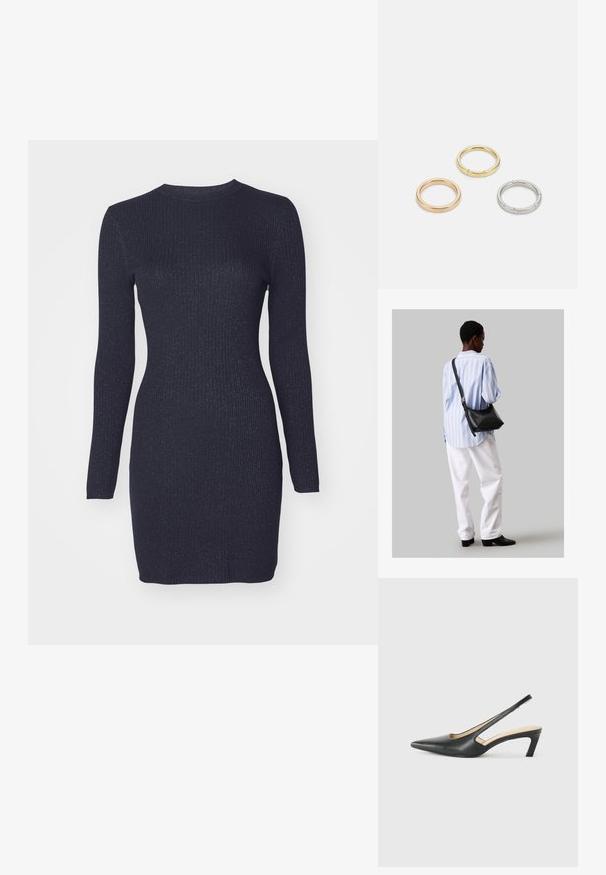 Marineblaues geripptes Strickkleid mit langen Ärmeln und rundem Ausschnitt. Der Stoff verfügt über einen subtilen Glitzer-Effekt. Eng anliegende Form, knielange Gestaltung.; Schwarzer spitz zulaufender Slingback-Schuh mit niedrigem Absatz, der aus glattem Leder gefertigt ist und seitliche Ausschnitte für Atmungsaktivität aufweist.; Schwarze Leder-Umhängetasche mit weicher Textur, dreieckiger Form und verstellbarem Tragegurt, kombiniert mit einem hellblauen gestreiften Hemd und weißen Hosen.; Drei Metallringe: einer in Roségold, einer aus Gold mit strukturierten Akzenten und einer aus Silber, alle mit graviertem Branding auf dem inneren Band.
