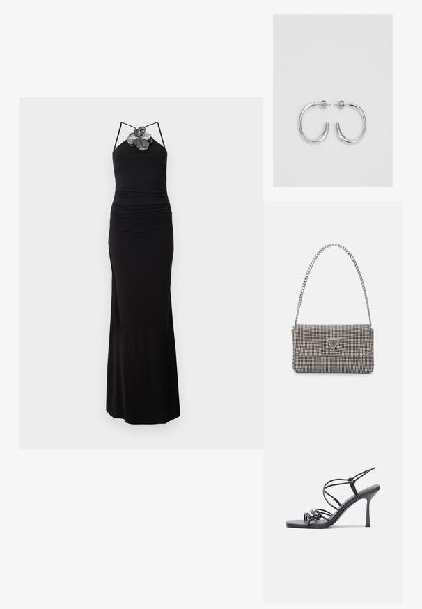 Juoda vakarinė suknelė su spaghetti petnešėlėmis, raukšlėta liemeniu ir gėlių dekoracijomis ant kaklo. Ilgas, prigludęs siluetas su minkšta tekstūra.; Juodos aukštakulnės sandalai pasižymi plonyčiais dirželiais su mazgo dizainu, lygiu kvadratiniu pirštu ir elegantišku stiletto kulnu.; Šviesiai pilka metalinė rankinė su grandinėlės dirželiu, papuošta mažais apvaliais metaliniais smeigėmis ir trikampiu prekės ženklu.; Sidabrinės auskarai žiedai su lygiu, blizgiu paviršiumi. Suapvalinta forma, lengvas dizainas, su uždarymu ant smeigtuko.