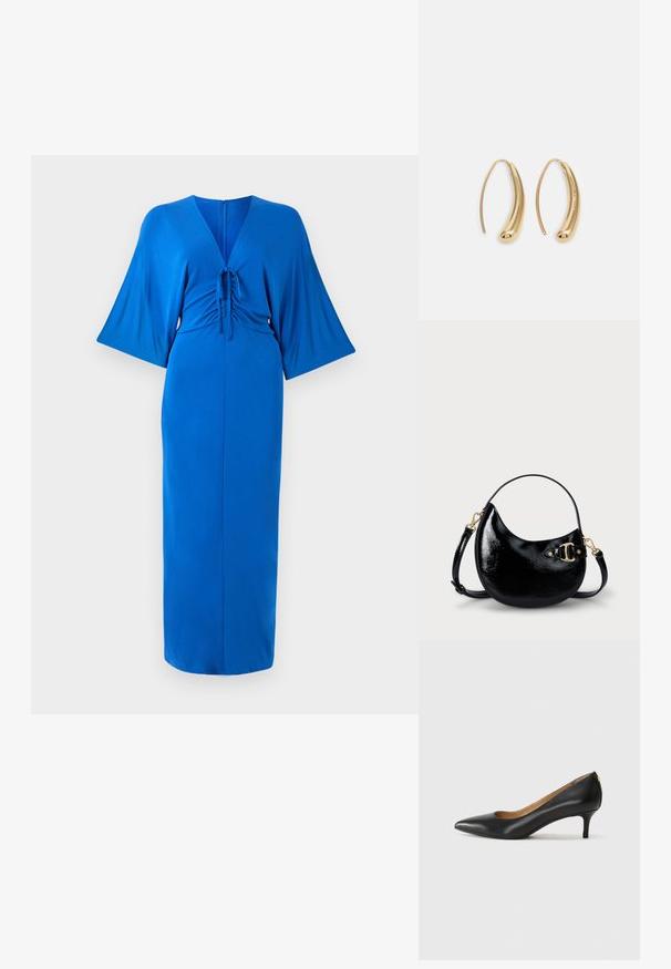 Dlouhé modré šaty z hladkého materiálu, s výstřihem do V, volánkovými rukávy a stahovaným pasem se zavazováním. Zapínání na zip na zadní straně.; Černé kožené lodičky s špičatou špičkou, nízkým podpatkem a hladkým povrchem. Mají mírné otevření vpředu a minimální kovové prvky na zadní straně.; Černá lakovaná kabelka s zakřiveným tvarem, nastavitelným popruhem a zlatými detaily na boku. Hladký, lesklý povrch.; Náušnice ve tvaru kruhu z pozlaceného kovu s vroubkovaným, prodlouženým tvarem. Mají hladký, lesklý povrch a zaoblený konec pro zvýraznění detailu.